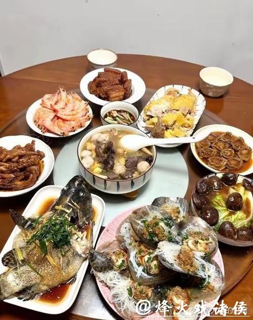 白切鸡、肉圆、草虾……金山区1399位老人收到“爱心年夜饭”