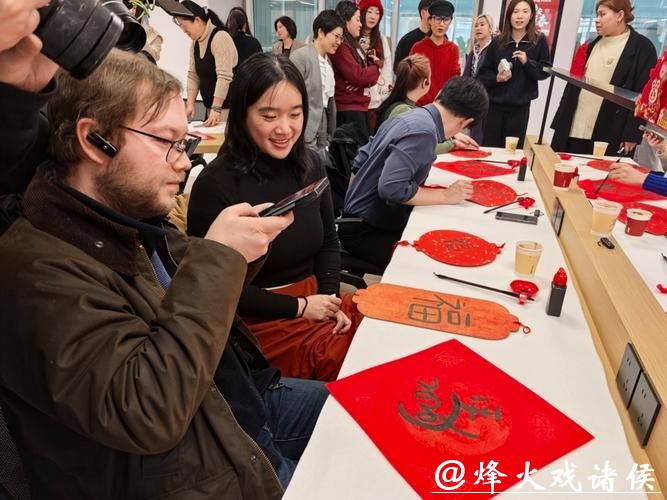 静安“花式”宠客!国际友人在沪体验书法、汉服、美食,让世界爱上中国年 静安“花式”宠客!国际友人在沪体验书法、汉服、美食,让世界爱上中国年