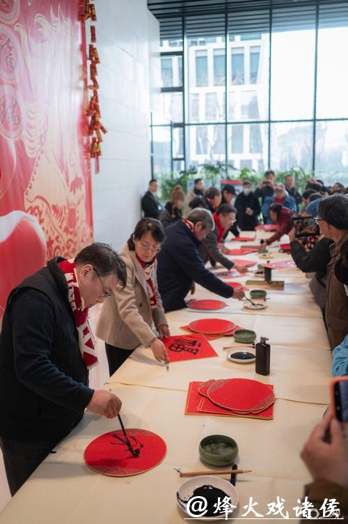 【场面】挥毫泼墨迎新春 沪上名家送福瑞 【场面】挥毫泼墨迎新春 沪上名家送福瑞