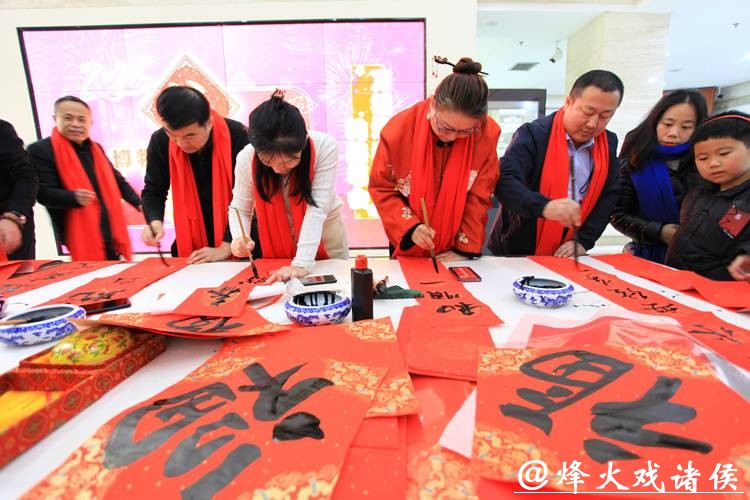 【场面】挥毫泼墨迎新春 沪上名家送福瑞 【场面】挥毫泼墨迎新春 沪上名家送福瑞