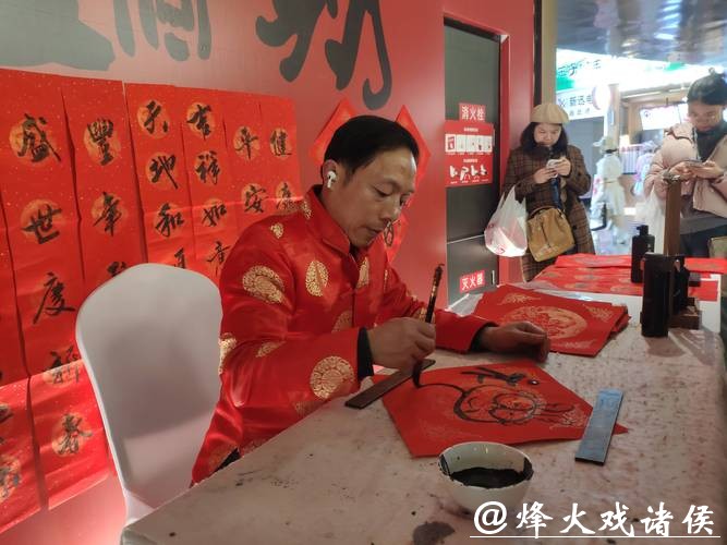 【场面】挥毫泼墨迎新春 沪上名家送福瑞 【场面】挥毫泼墨迎新春 沪上名家送福瑞