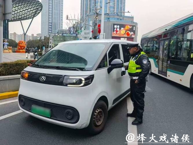 逆天操作!5座面包车竟坐了21人,驾驶证12分一次扣光! 逆天操作!5座面包车竟坐了21人,驾驶证12分一次扣光!