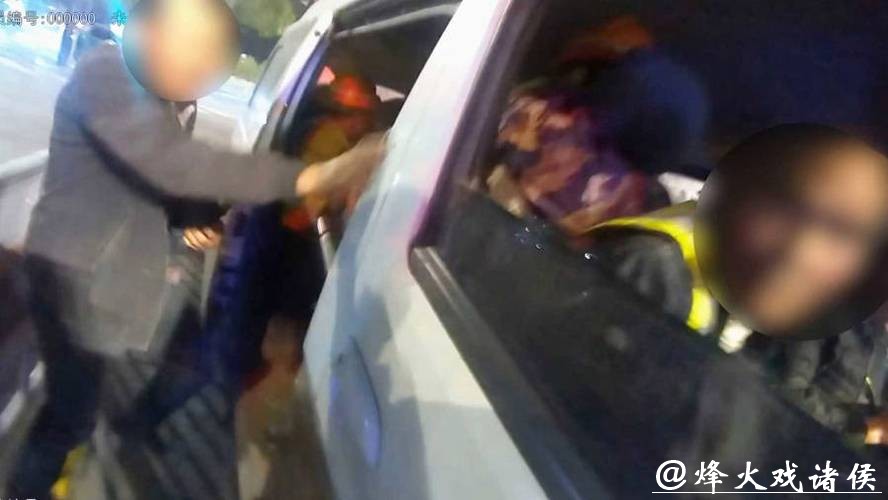 逆天操作!5座面包车竟坐了21人,驾驶证12分一次扣光! 逆天操作!5座面包车竟坐了21人,驾驶证12分一次扣光!